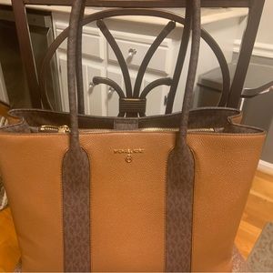 Michael Kors large purse with handles. Carried 5 times. Like new